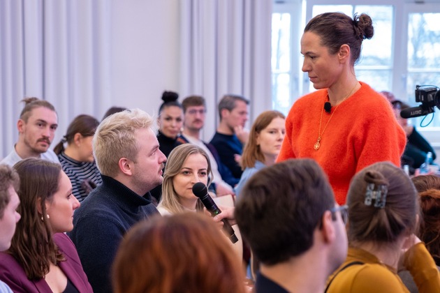 150 junge Journalistinnen und Journalisten formulieren bei der Konferenz BEYOND NEWS sieben Forderungen für ihre Branche