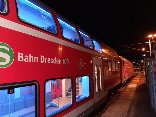 BPOLI DD: Zeugen gesucht: Fensterscheibe der S-Bahn beschädigt