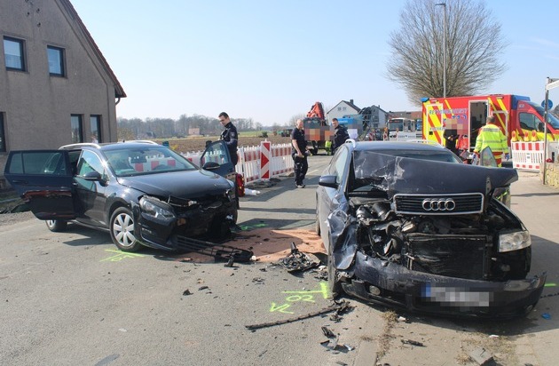 FF Bad Salzuflen: Ein Mensch bei schwerem Unfall auf Schötmarscher Straße verletzt / Straße für rund eine Stunde gesperrt