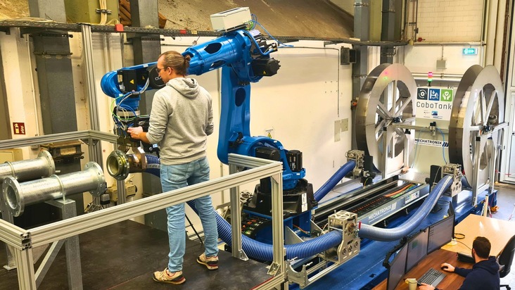 Roboter CoboTank übernimmt schwere Lasten im Hafen: Pressemitteilung und Medieneinladung