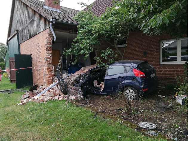 POL-CE: Bröckel - PKW prallt gegen Hauswand +++ Fahrer und Beifahrer schwer verletzt