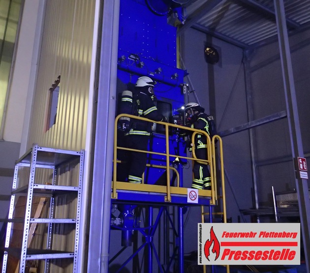 FW-PL: Brand in Plettenberger Industriebetrieb gelöscht.  2 Mitarbeiter erlitten Rauchgasvergiftung