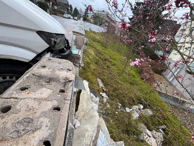 POL-PDLD: Bad Bergzabern - Paketdienstfahrzeug macht sich selbstst&auml;ndig