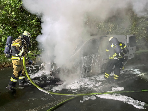 FW-EN: Transporter brannte auf der Wittener Landstraße - Feuerwehr löscht mit einem C-Rohr und mit Schaum - Straße beschädigt