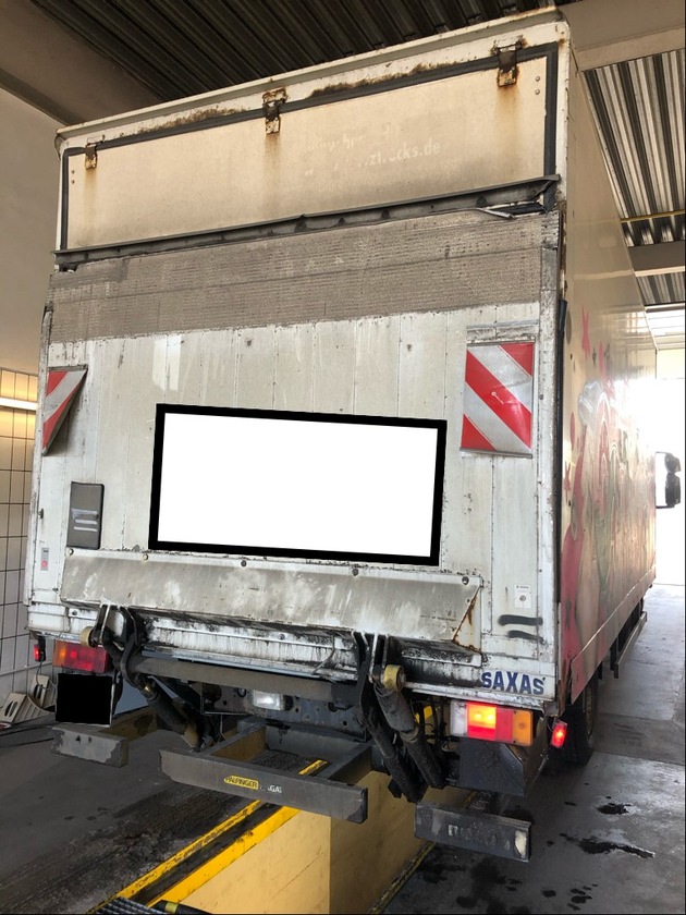 POL-D: Reisholz - 7,5 Tonnen Lkw kontrolliert - Fahrzeug fuhr ohne Bremswirkung an der Vorderachse - Stilllegung und Anzeige