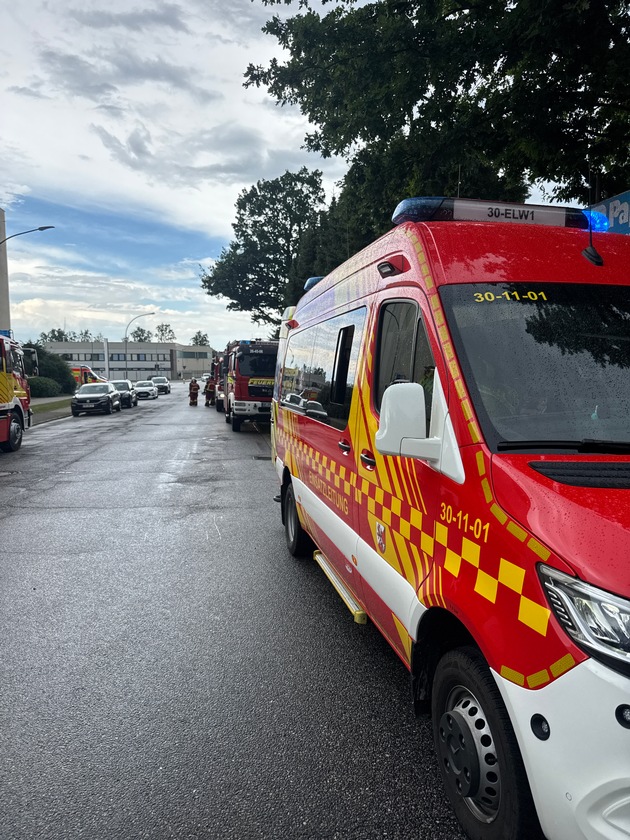 FW-SE: Feuer im Dachbereich einer Industriehalle