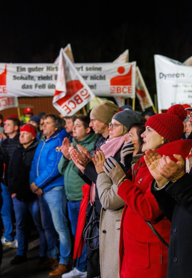 700 Menschen bei Kundgebung in Gendorf – eine Botschaft: Dyneon muss bleiben!