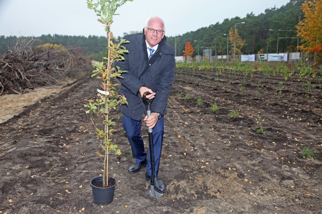 Der Grüne Woche-Wald wächst weiter: Pflanzaktion anlässlich des 1. Deutschen Waldtages leistet Beitrag zur Renaturierung des ehemaligen Reifenwerkes in Berlin-Köpenick