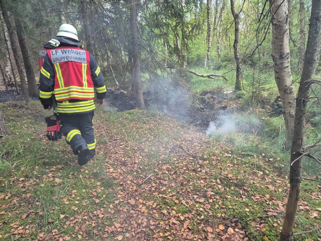 FFW Schiffdorf: Aufwendige Löscharbeiten: Aufmerksame Spaziergänger bemerken Brand im Spadener Moor