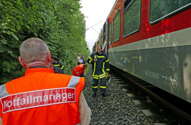 FW-GE: Feuerwehr Gelsenkirchen unterstützt bei der Evakuierung einer S-Bahn