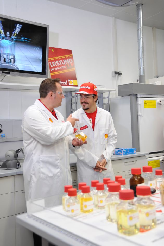 Blitzbesuch von Scuderia Ferrari-Pilot Alonso im Shell Kraftstofflabor (BILD)