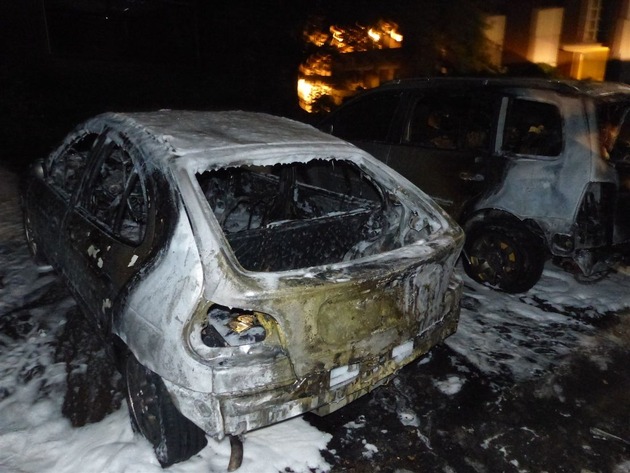 POL-MI: Mercedes steht in Flammen - Verdacht der Brandstiftung