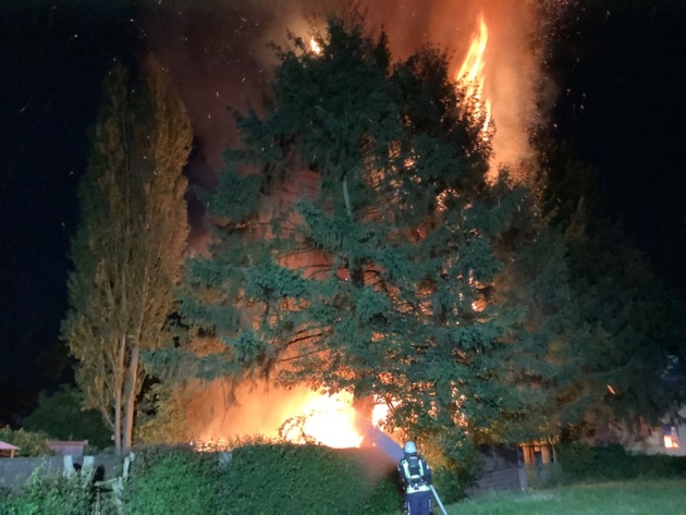 FW Datteln: Laubenbrand sorgt für 20 Meter hohe Flammen