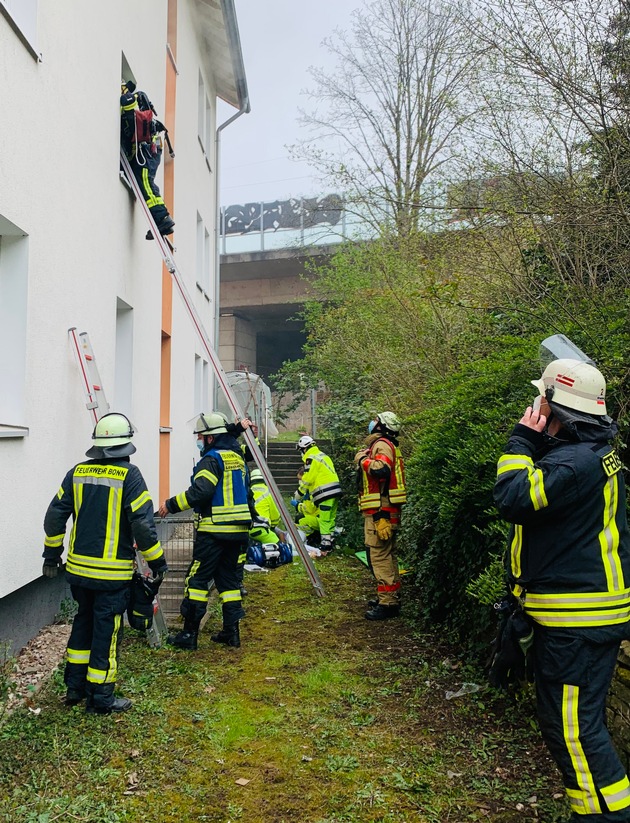 FW-BN: Feuer in Bonn-Castell, vier verletzte Personen.