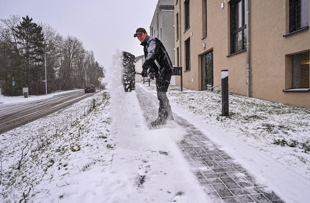 HUK-COBURG: Schneeräumen: Wann wird der Griff zur Schaufel nötig?