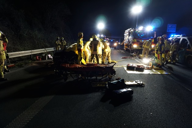 FW Ratingen: Verkehrsunfall auf Autobahn bei Ratingen - Fünf verletzte Personen
