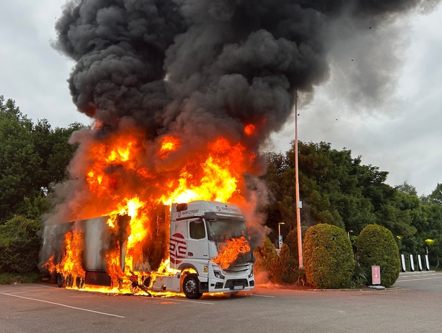 FW Moers: LKW und Kleintransporter brennen auf Hotelparkplatz / Stadtteil und Hotel ohne Strom