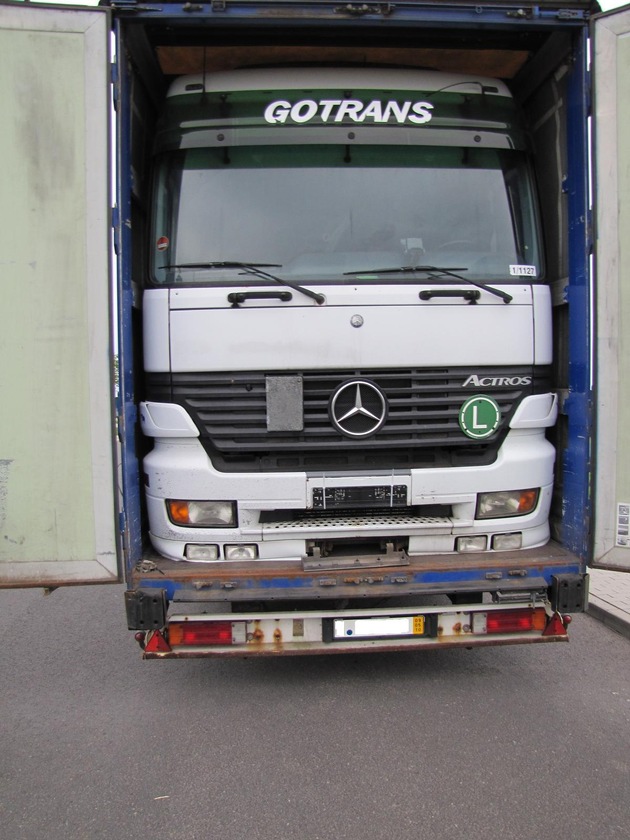 POL-F: 100507 - 539 BAB 5: Autobahnpolizei zieht Sattelzug mit erheblichen Mängeln aus dem Verkehr (siehe Lichtbilder)