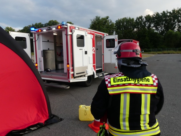 FW Düren: Neuer Gerätewagen Einsatzhygiene