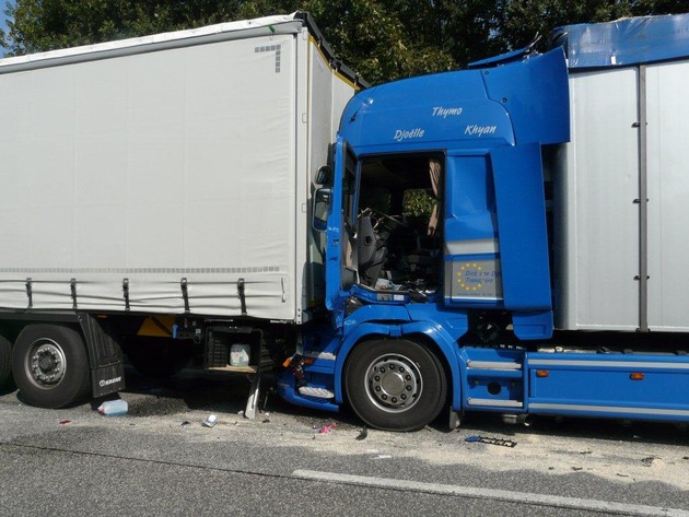 POL-WL: Stelle-Ashausen - Schwiegereltern mit Messer verletzt ++ Hittfeld - Auffahrunfall auf der A 1 löst Stau aus ++ Winsen/L. - Radfahrerin angefahren ++ und weitere Meldungen