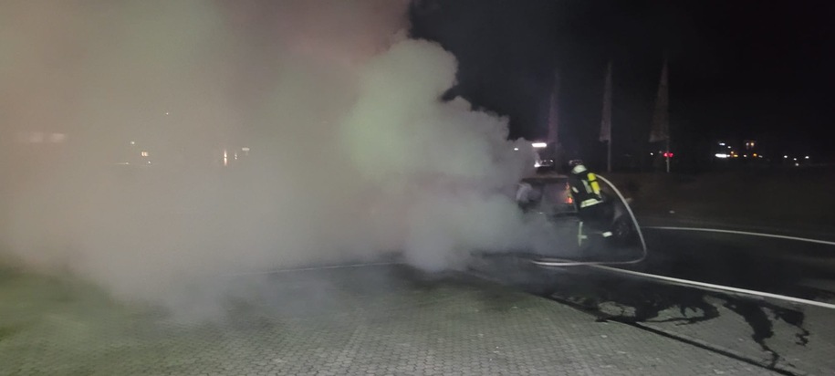 FFW Schiffdorf: Pkw brennt lichterloh in Flammen