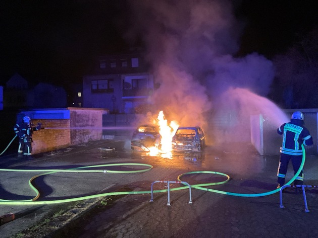 FW-MH: Brennende PKW und Brand in einem Imbiss