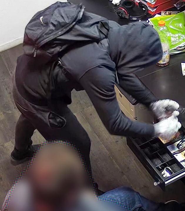 POL-D: Unterbilk - Folgemeldung - Raub mit Schusswaffe in Wettbüro - Täter flüchtet mit Bargeld - Polizei fahndet mit Lichtbildern