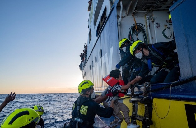 SOS-Kinderdörfer weltweit Hermann-Gmeiner-Fonds Deutschland e.V.: 11 Kinder ertrinken jede Woche bei der Flucht übers Mittelmeer / SOS-Kinderdörfer und SOS Humanity retten gemeinsam Leben