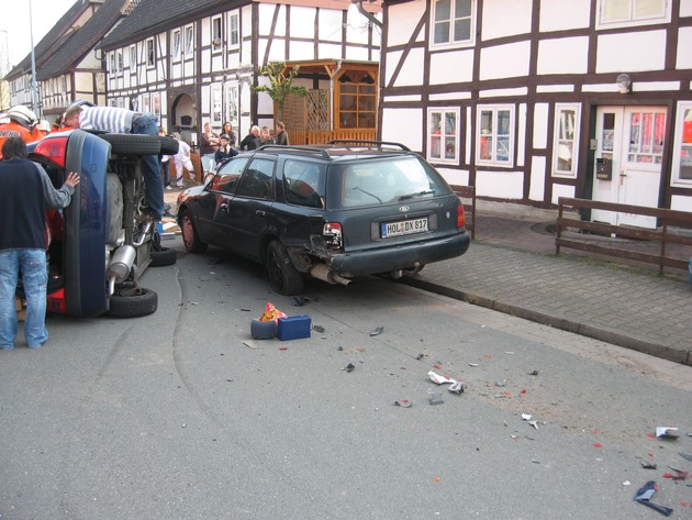 POL-HOL: Lauenförde - Lange Straße: Auf parkenden PKW aufgefahren und umgekippt - Feuerwehr musste Fahrerin ausFahrzeug befreien -