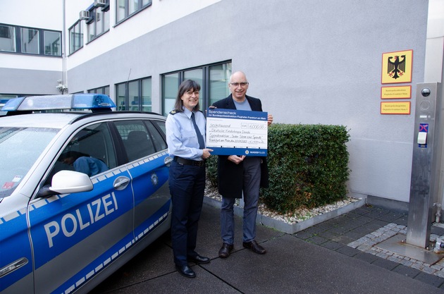 BPOLD FRA: Jeder Stern eine Spende - Beschäftigte der Bundespolizei am Flughafen Frankfurt spenden 6.000 Euro an Kinder- und Jugendhospizdienst