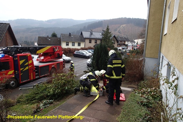 FW-PL: OT-Ohle. Jugendfeuerwehrmitglied hört Rauchmelder, warnt Bewohnerin und alarmiert die Feuerwehr