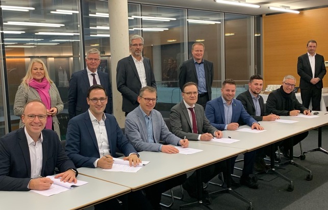 Breitbandnetz im Landkreis Esslingen wächst: Zuwendungsvertrag für geförderten Glasfaserausbau unterzeichnet