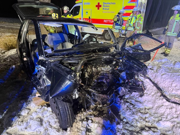 POL-STD: Autofahrer besch&auml;digt beim Einparken im Stader Parkhaus anderen PKW und fl&uuml;chtet - Polizei sucht wichtige Zeugin, Sechs Verletzte bei Unfall in der Gemarkung Stade