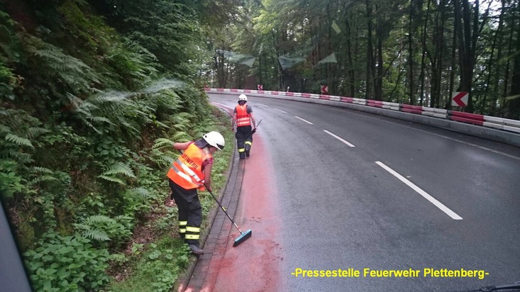 FW-PL: Plettenberg / Werdohl. Kilometerlange Ölspur beschäftigte die Feuerwehr. Kreisstraße zwischen Werdohl und Plettenberg zweitweise gesperrt.