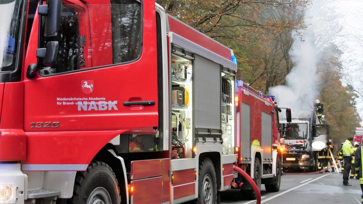 FW Celle: Müllpressfahrzeug brennt auf Landstraße