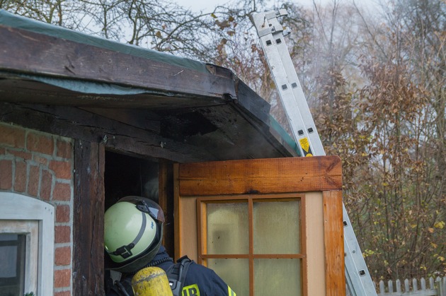 FW Menden: Brennende Gartenhütte in Halingen