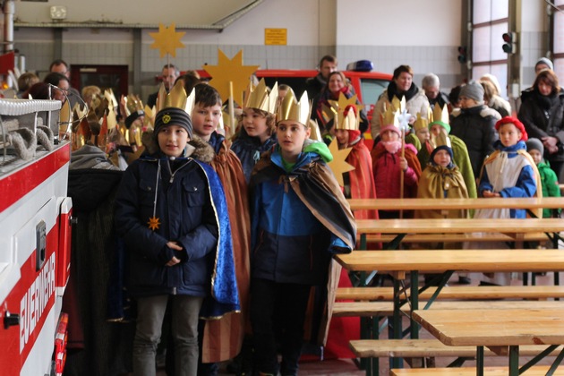 FW Mettmann: Sternsinger zu Besuch bei der Feuerwehr Mettmann