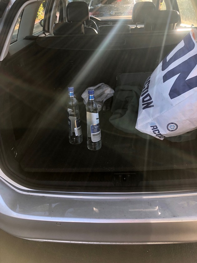 BPOL-BadBentheim: Mit 3,45 Promille auf der Autobahn unterwegs
- Wodkaflaschen lagen noch im Kofferraum