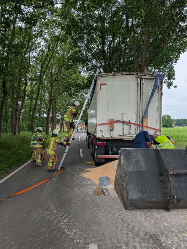 FW-OLL: LKW beschädigt Auflieger - Feuerwehr Littel sichert Ladung auf der Huntloser Straße