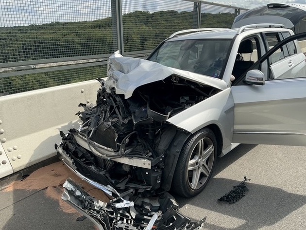 FW Ratingen: Schwerer Verkehrsunfall auf der Ruhrtalbrücke der BAB 52