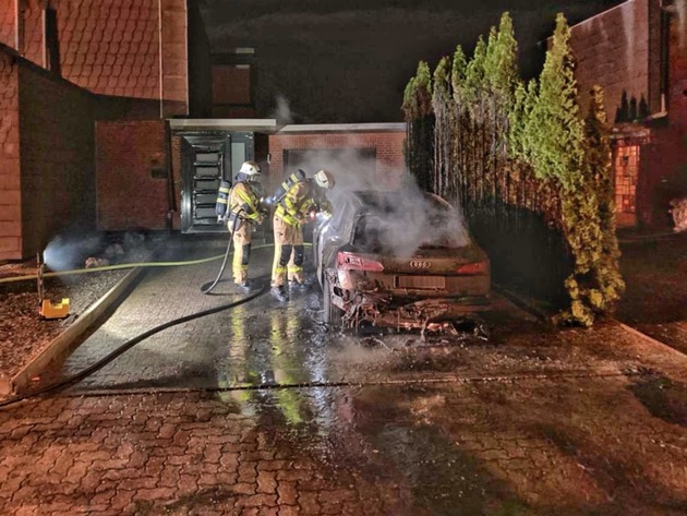 FW Grevenbroich: Erfreulich entspannter Start der Feuerwehr Grevenbroich ins neue Jahr / Feierstimmung in der Stadt, weniger Einsätze als im Vorjahr, ein PKW ausgebrannt