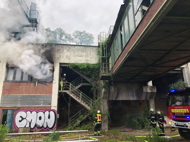 FW-EN: Brand im verlassenen Kraftwerksgebäude