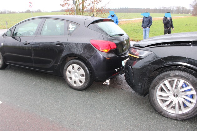 POL-NI: Verkehrsunfall unter Beteiligung von drei Pkw; Zwei Personen leicht verletzt