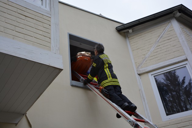 FW-MH: Aufwendige Menschenrettung über tragbare Leitern der Feuerwehr