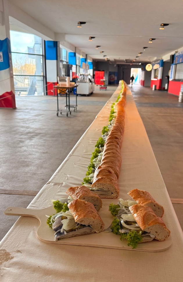 RID-Weltrekord im Ostseestadion Rostock – offizieller Stadion-Caterer produziert ultra-langes Bismarckheringsbrötchen (42,37 Meter) und verbessert Bestmarke aus Rügen