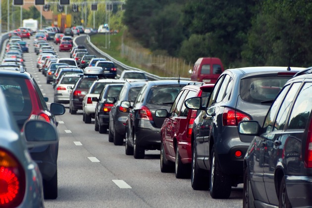 Heiligabend sind die Straßen in Hessen frei / Voll wird es mit dem Schulferienbeginn am Freitag davor