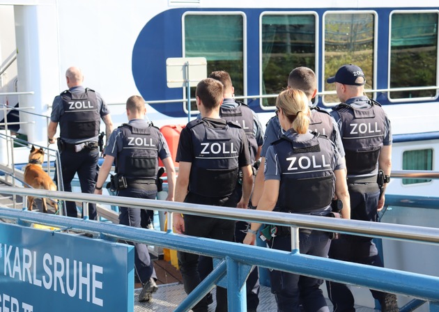 HZA-KA: Binnenschifffahrt auf dem Rhein / Gemeinsame Kontrolle von Zoll und Wasserschutzpolizei