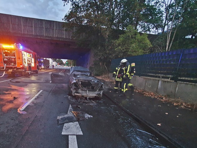 POL-ME: Mercedes gerät durch technischen Defekt in Brand - Langenfeld - 2209039