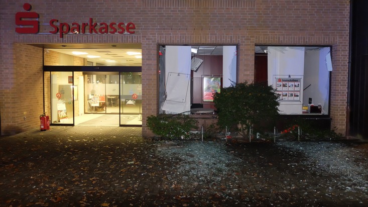 FW-GE: Explosion zerstört Geldautomat in Gelsenkirchen Resse