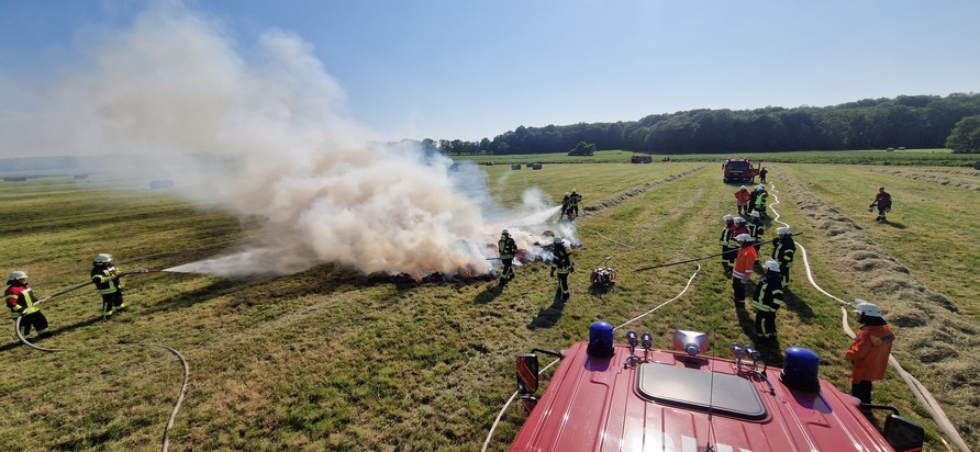 FFW Schiffdorf: Ballenpresse fängt Feuer und setzt Ballen auf Feld in Brand